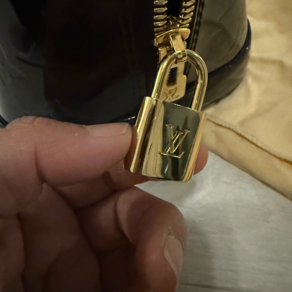 Louis Vuitton Deep Plum Patent Leather Women's Bag - Picture 3 of 12